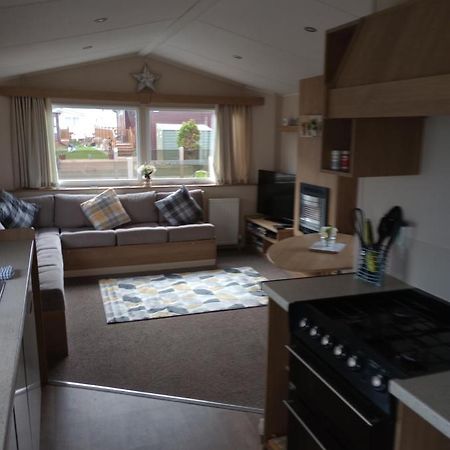 D24 Is A 2 Bedroom 6 Berth Caravan Close To The Beach On Whitehouse Leisure Park In Towyn Near Rhyl With Decking And Private Parking Space This Is A Pet Free Caravan Abergele Exteriér fotografie
