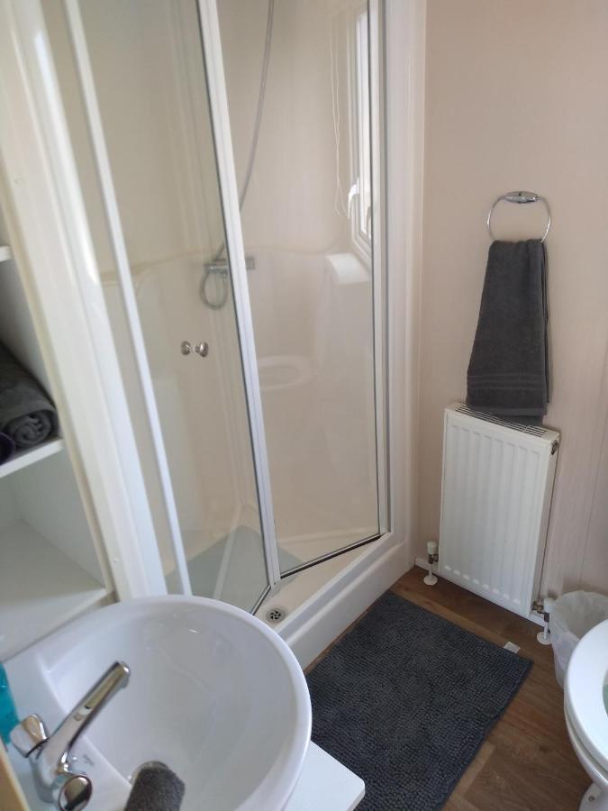 D24 Is A 2 Bedroom 6 Berth Caravan Close To The Beach On Whitehouse Leisure Park In Towyn Near Rhyl With Decking And Private Parking Space This Is A Pet Free Caravan Abergele Exteriér fotografie