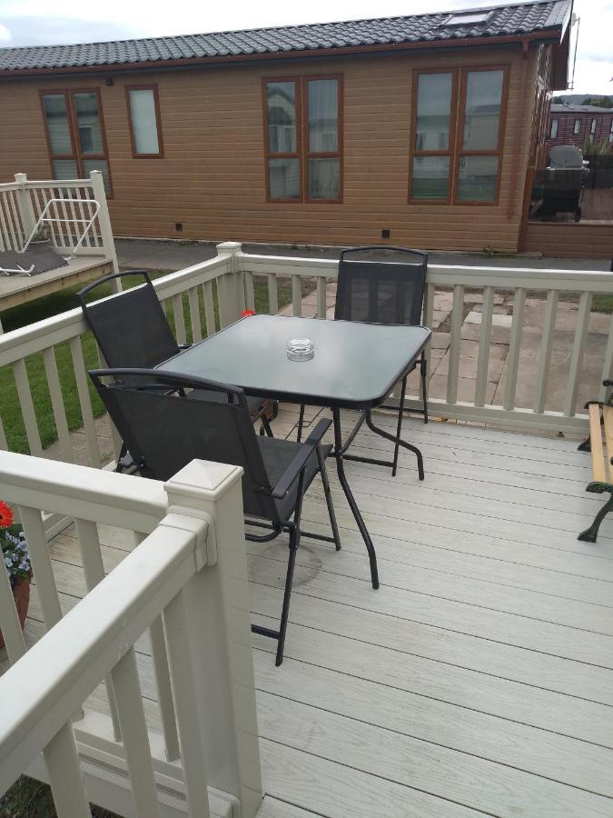 D24 Is A 2 Bedroom 6 Berth Caravan Close To The Beach On Whitehouse Leisure Park In Towyn Near Rhyl With Decking And Private Parking Space This Is A Pet Free Caravan Abergele Exteriér fotografie
