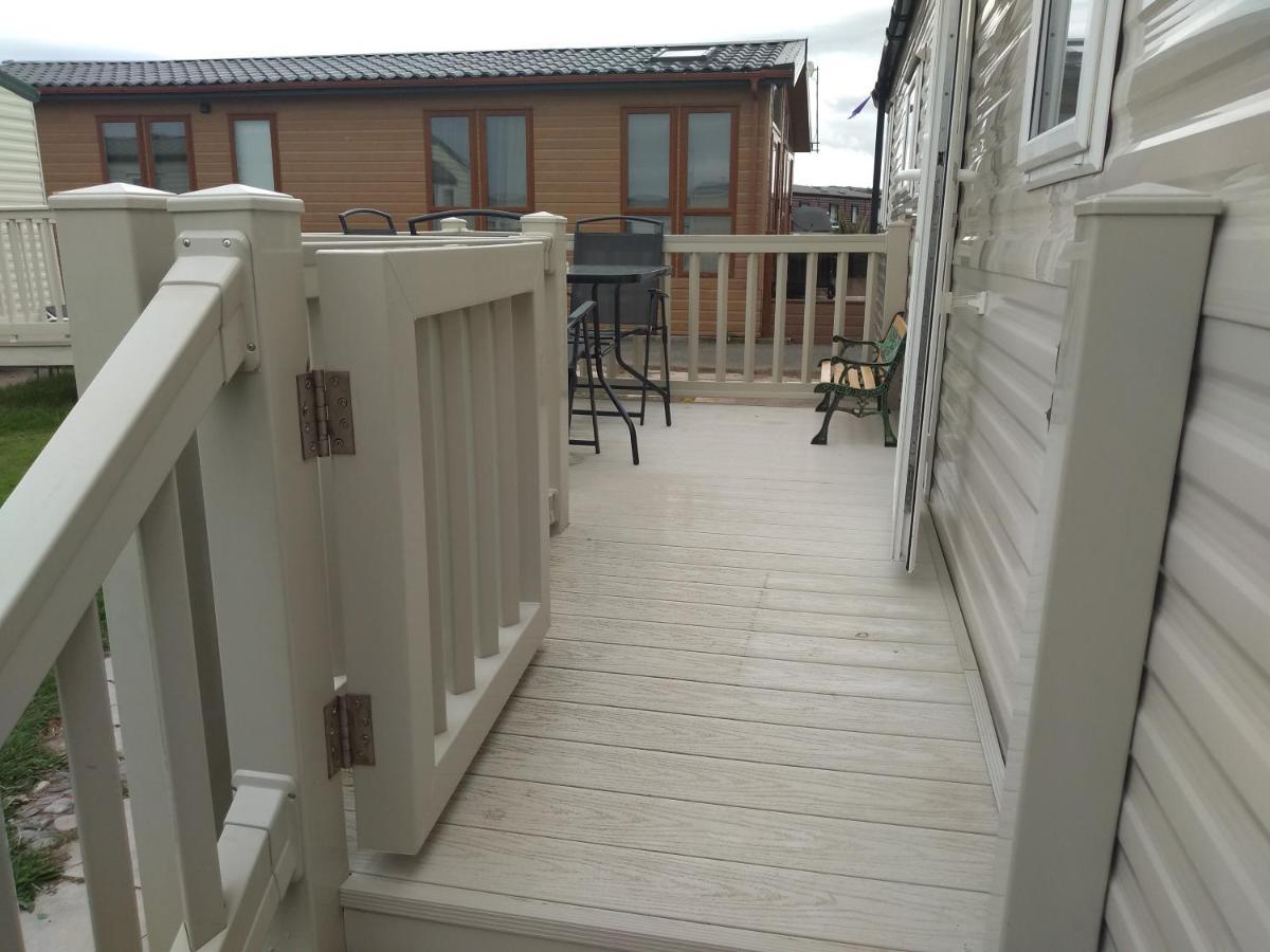 D24 Is A 2 Bedroom 6 Berth Caravan Close To The Beach On Whitehouse Leisure Park In Towyn Near Rhyl With Decking And Private Parking Space This Is A Pet Free Caravan Abergele Exteriér fotografie