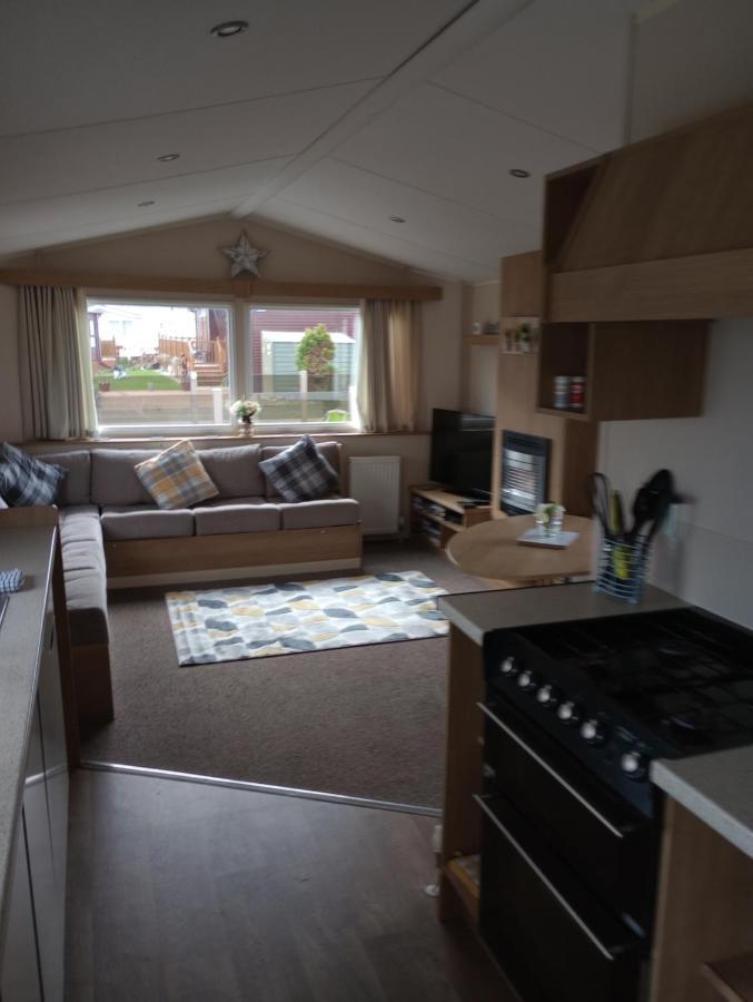 D24 Is A 2 Bedroom 6 Berth Caravan Close To The Beach On Whitehouse Leisure Park In Towyn Near Rhyl With Decking And Private Parking Space This Is A Pet Free Caravan Abergele Exteriér fotografie
