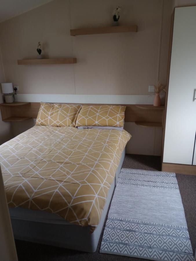 D24 Is A 2 Bedroom 6 Berth Caravan Close To The Beach On Whitehouse Leisure Park In Towyn Near Rhyl With Decking And Private Parking Space This Is A Pet Free Caravan Abergele Exteriér fotografie