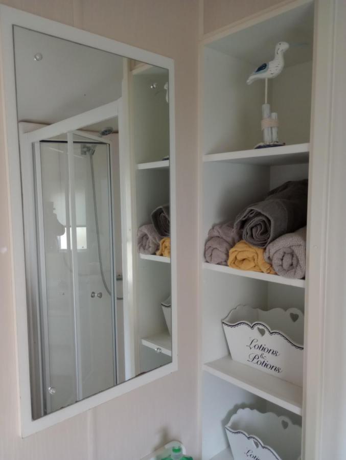 D24 Is A 2 Bedroom 6 Berth Caravan Close To The Beach On Whitehouse Leisure Park In Towyn Near Rhyl With Decking And Private Parking Space This Is A Pet Free Caravan Abergele Exteriér fotografie