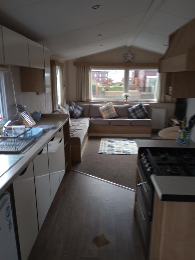 D24 Is A 2 Bedroom 6 Berth Caravan Close To The Beach On Whitehouse Leisure Park In Towyn Near Rhyl With Decking And Private Parking Space This Is A Pet Free Caravan Abergele Exteriér fotografie