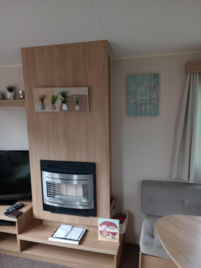 D24 Is A 2 Bedroom 6 Berth Caravan Close To The Beach On Whitehouse Leisure Park In Towyn Near Rhyl With Decking And Private Parking Space This Is A Pet Free Caravan Abergele Exteriér fotografie